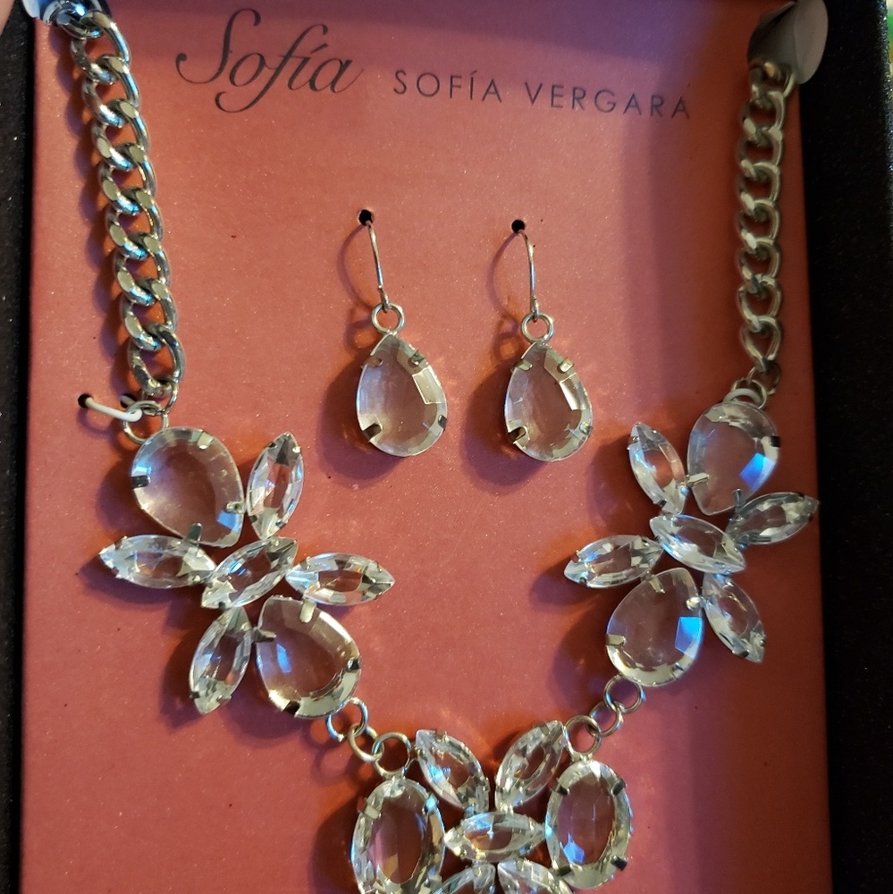 💕Sofia Vergara Necklace & Earing Set